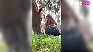 Renae Peacock Squat all'aperto OnlyFans