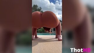 Renaen Poolside Arsch Tease