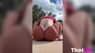 Renaen Poolside Arsch Tease