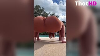 Renaen Poolside Arsch Tease