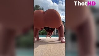 Renaen Poolside Arsch Tease