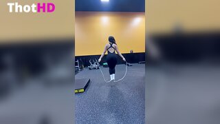 Flexwness Seilchen im Gym OF