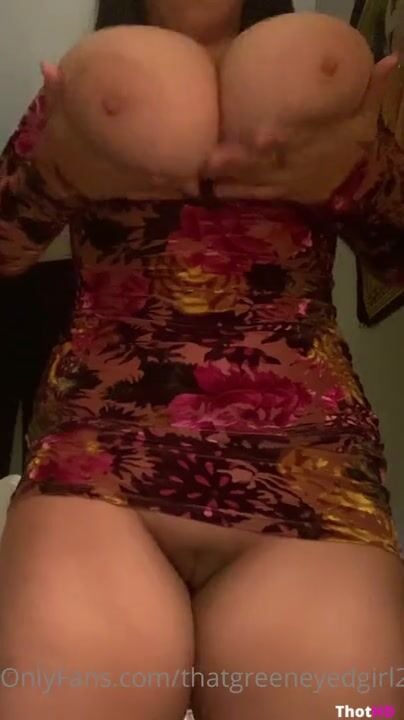 Thatgreeneyedgirl22 flashing tittys cunt & booty