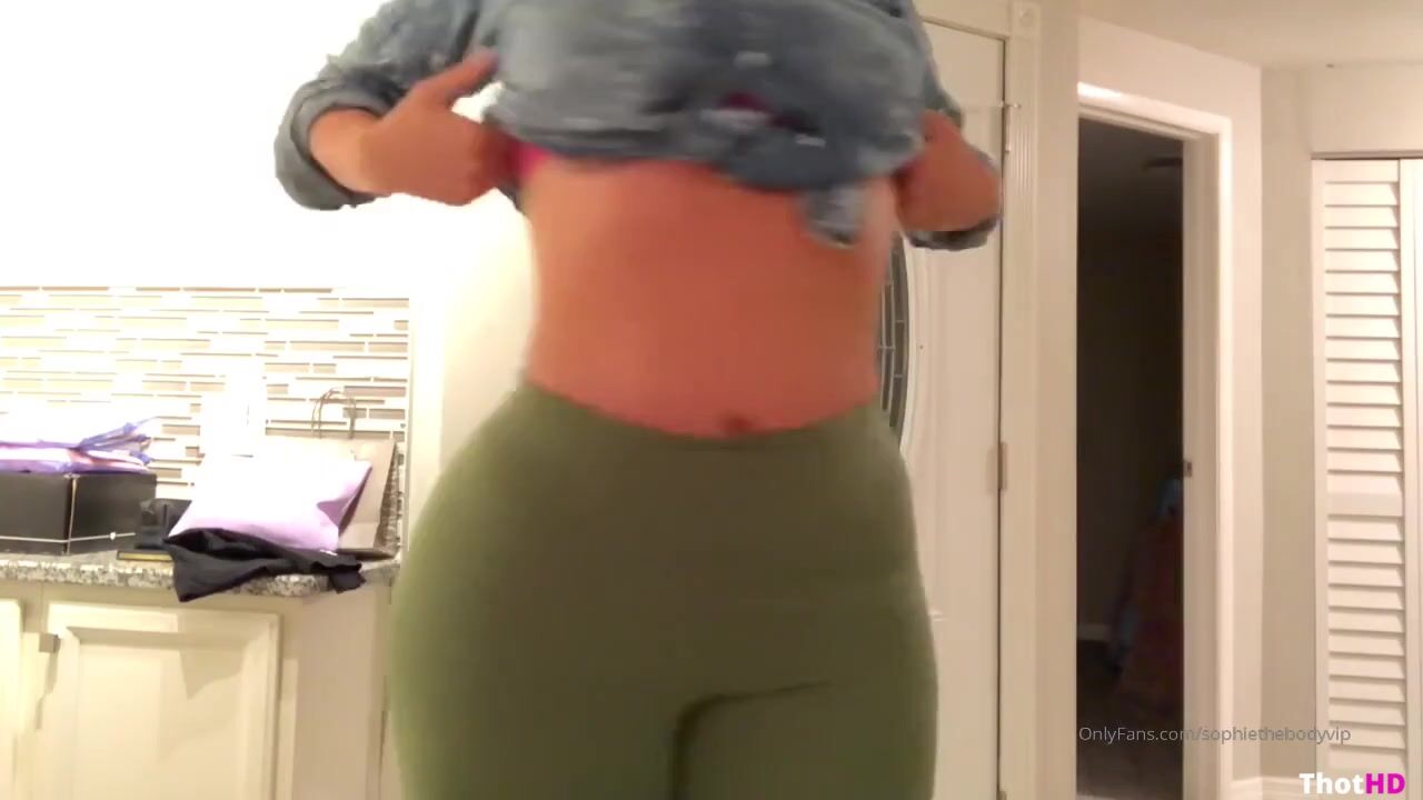 Sophie The Body huge ass & boobs striptease