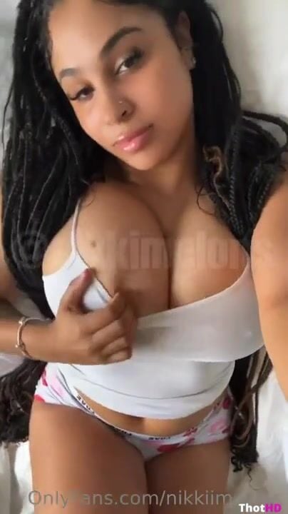 Nikkiimelons Flashing Tittys ONLY FANS